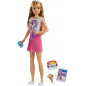 Barbie Famille poupée Skipper baby-sitter aux cheveux blonds, avec jupe et 5 accessoires dont téléphone et biberon